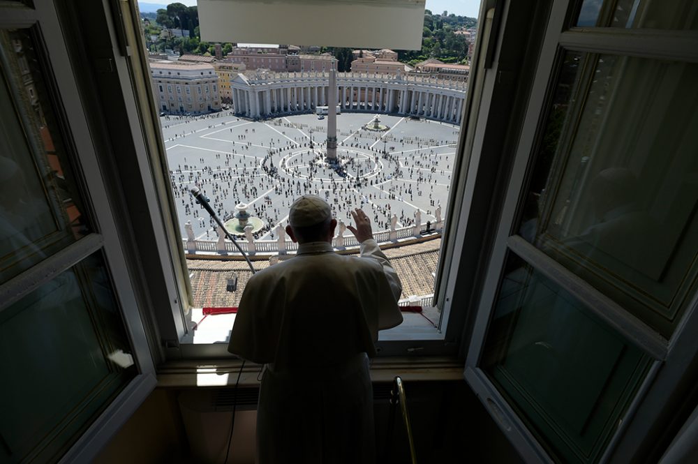 Papst Franziskus spricht beim Angelus-Gebet wieder aus dem Fenster des Apostolischen Palastes zu den Gläubigen auf dem Petersplatz (Bild: Vatican Media/AFP)