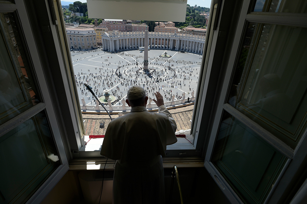Papst Franziskus spricht beim Angelus-Gebet wieder aus dem Fenster des Apostolischen Palastes zu den Gläubigen auf dem Petersplatz (Bild: Vatican Media/AFP)
