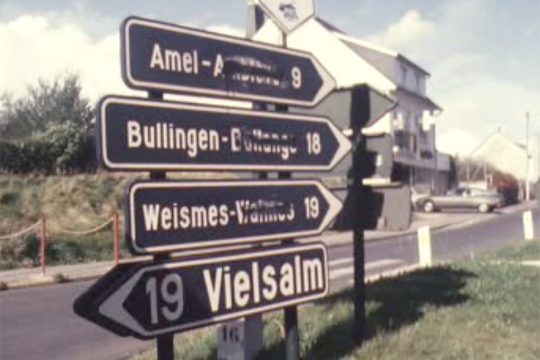 Überpinselte Ortsschilder (aus einer BRT-Sendung, Quelle: Grenzerfahrungen, Band fünf)