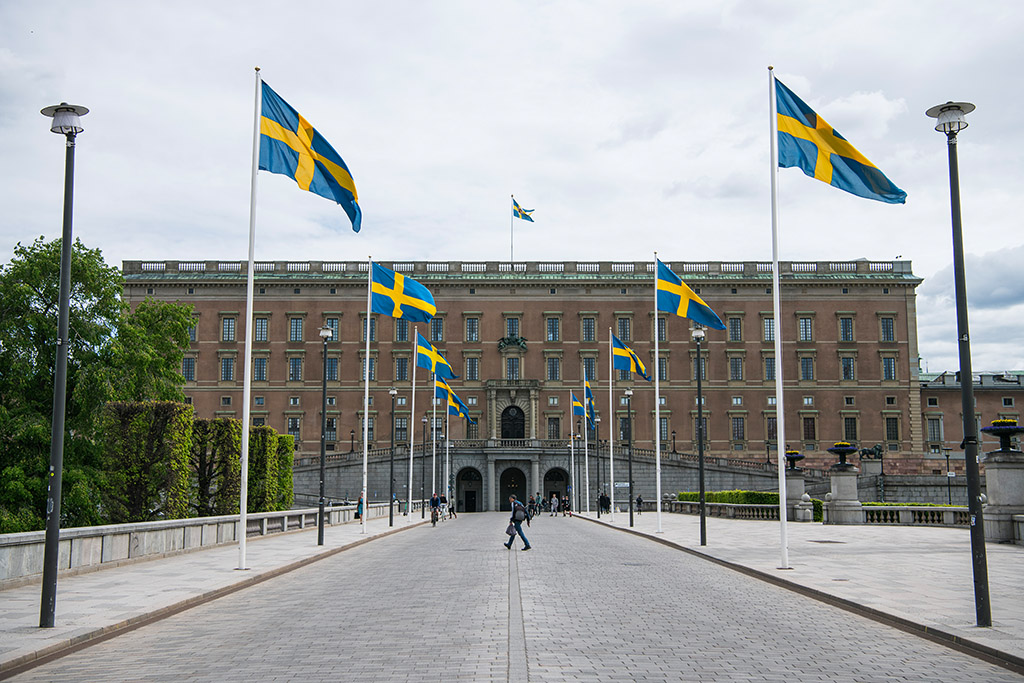 Schwedische Flaggen vor dem Königspalast in Stockholm (Archivbild: Jonathan Nackstrand/AFP)