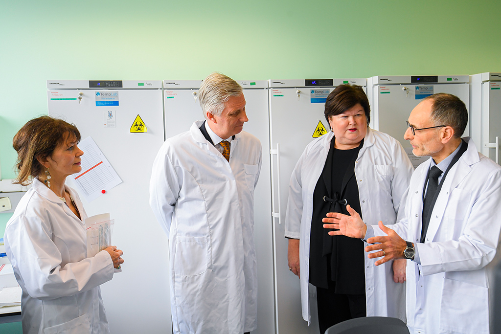 Sciensano-Generaldirektor Christian Léonard (r.) bei einem Besuch von König Philippe und Gesundheitsministerin Maggie De Block beim Institut für Volksgesundheit in Uccle am 11. März (Bild: Laurie Dieffembacq/Belga)