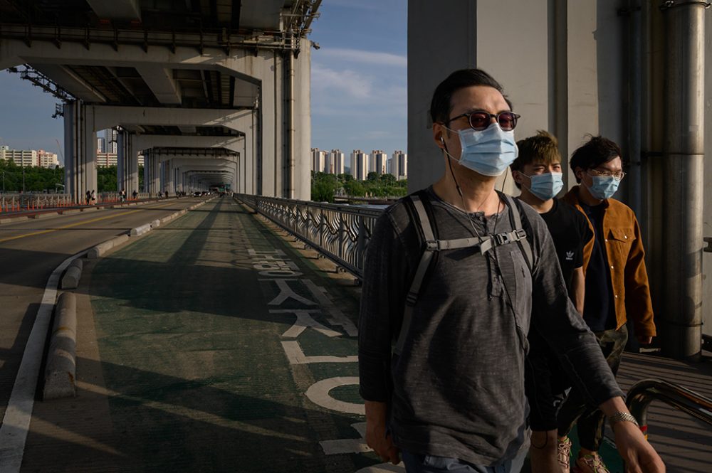 Fußgänger am Han-Fluss in Seoul (Bild: Ed Jones/AFP)