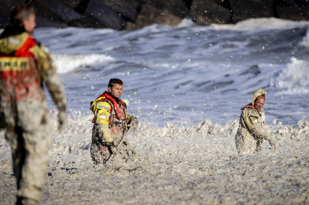 Rettungskräfte bergen in Not geratene Surfer (Bild: Sem Van der Wal/AFP)