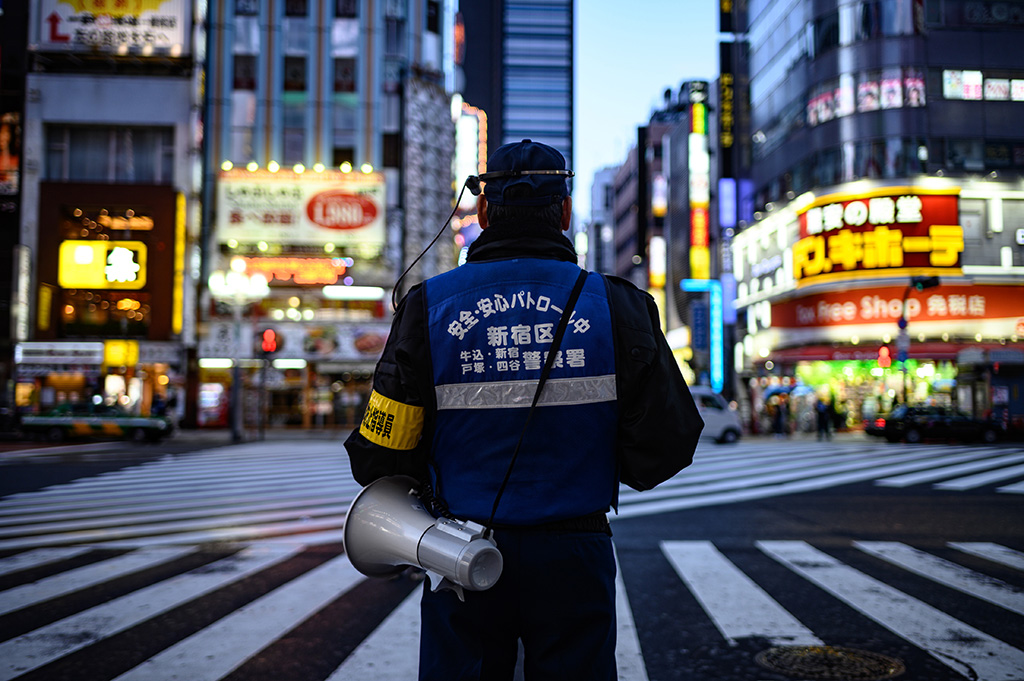 Polizist in Tokio am 18. April (Bild: Philip Fong/AFP)