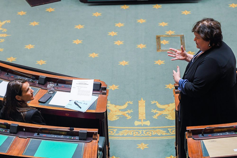 Sophie Wilmès und Maggie De Block in der Kammer (Bild: Laurie Dieffembacq/Belga)