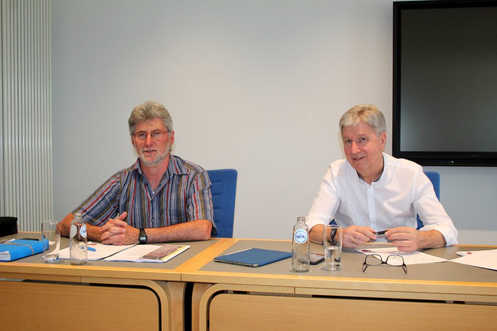 Reinhold Adams und Bürgermeister Friedhelm Wirtz (Bild: Andreas Lejeune/BRF)