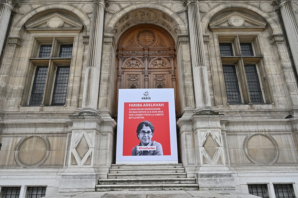 Plakat zur Unterstützung von Fariba Adelkhah in Paris (Bild: Bertrand Guay/AFP)