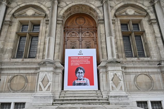 Plakat zur Unterstützung von Fariba Adelkhah in Paris (Bild: Bertrand Guay/AFP)