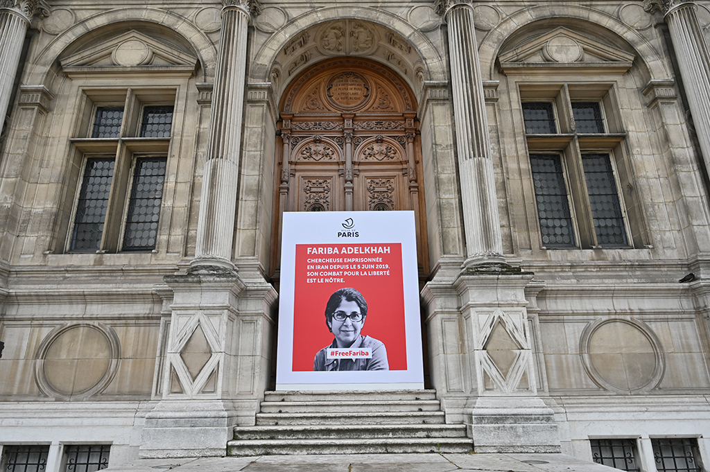 Plakat zur Unterstützung von Fariba Adelkhah in Paris (Bild: Bertrand Guay/AFP)