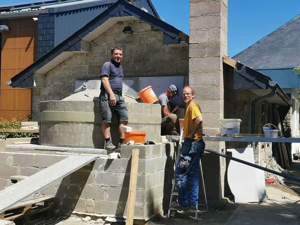 Backgruppe baut traditionellen Ofen in Mürringen (Bild: Raffaela Schaus/BRF)