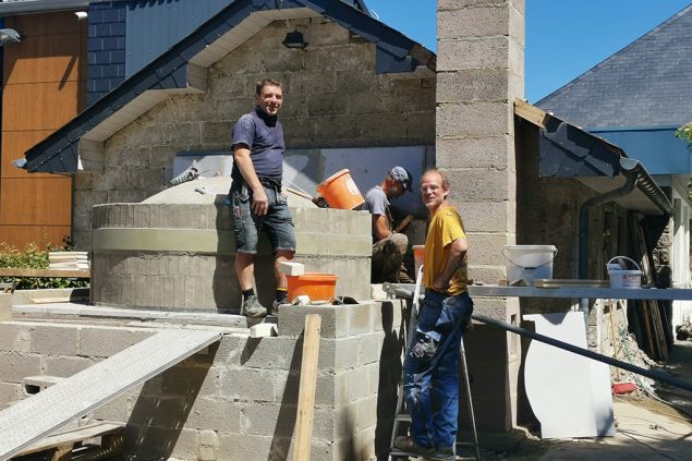 Backgruppe baut traditionellen Ofen in Mürringen (Bild: Raffaela Schaus/BRF)