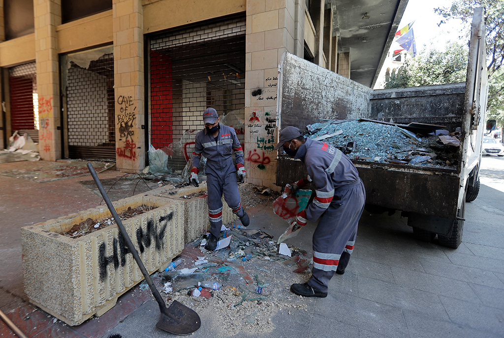 Arbeiter räumen nach Ausschreitungen in Beirut auf (Bild: Joseph Eid/AFP)