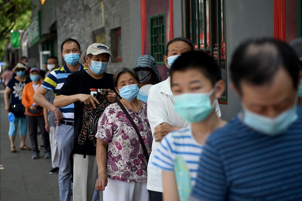 Schlange stehen für einen Corona-Test in Peking (Bild: Noel Celis/AFP)