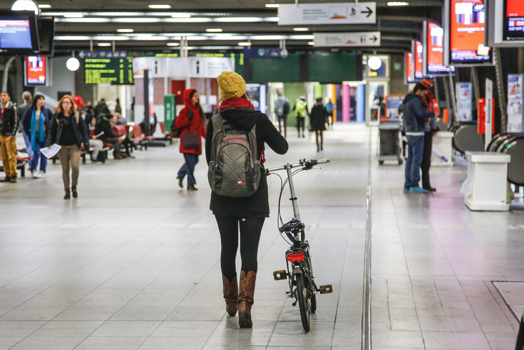 Zugpassagier mit Fahrrad in einem Bahnhof in Brüssel