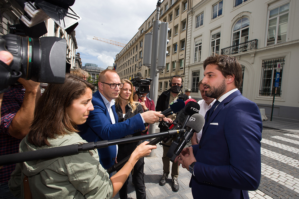 MR-Chef Georges-Louis Bouchez vor den Beratungen der aktuellen Regierungsparteien am Mittwoch in Brüssel (Bild: Nicolas Maeterlinck/Belga)
