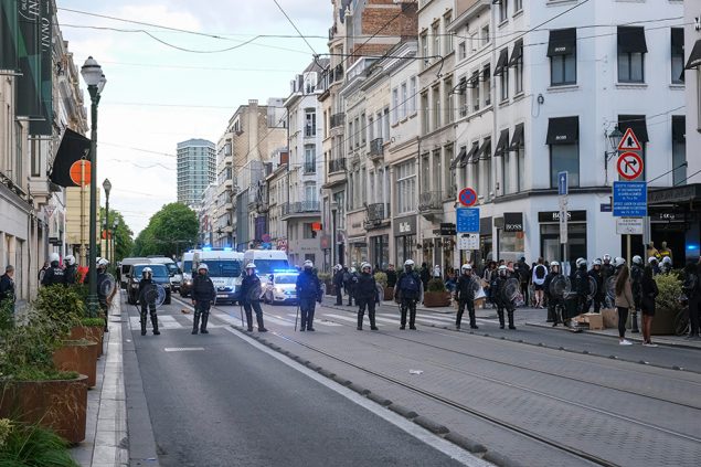 Demo "Black Lives Matter" in Brüssel: Polizisten auf der Avenue Louise (Bild: Paul-Henri Verlooy/Belga)