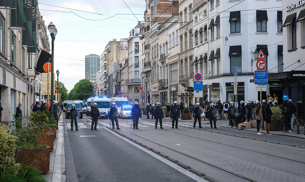 Demo "Black Lives Matter" in Brüssel: Polizisten auf der Avenue Louise (Bild: Paul-Henri Verlooy/Belga)
