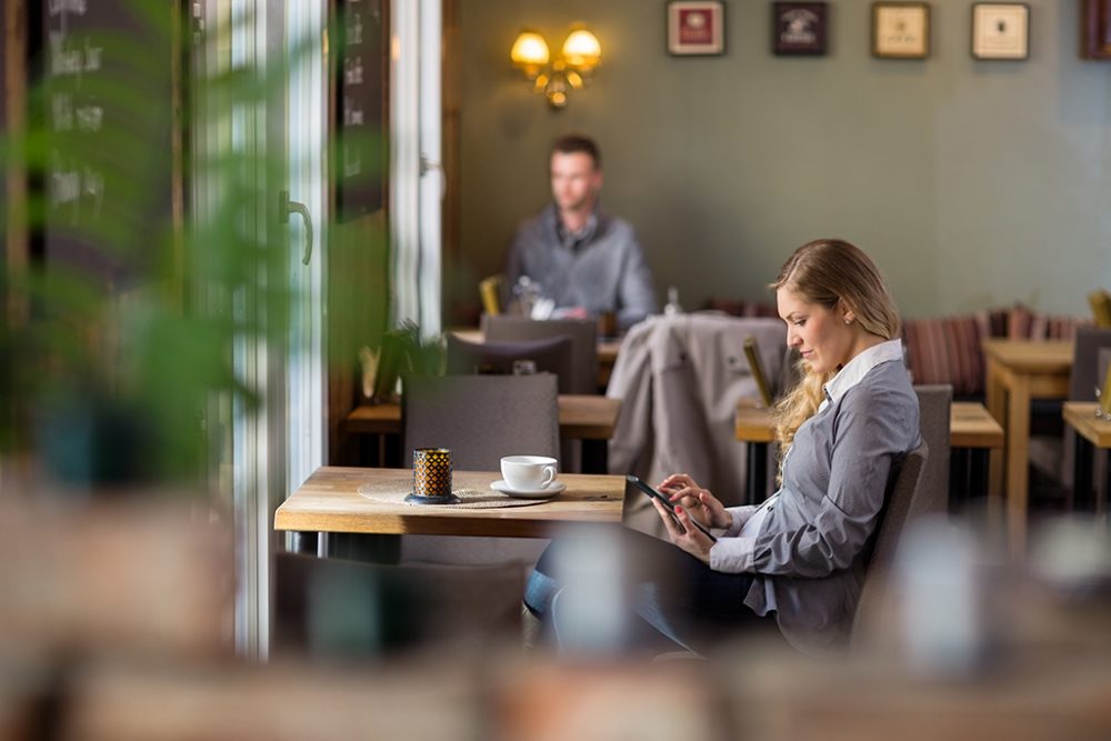 Besucher im Café