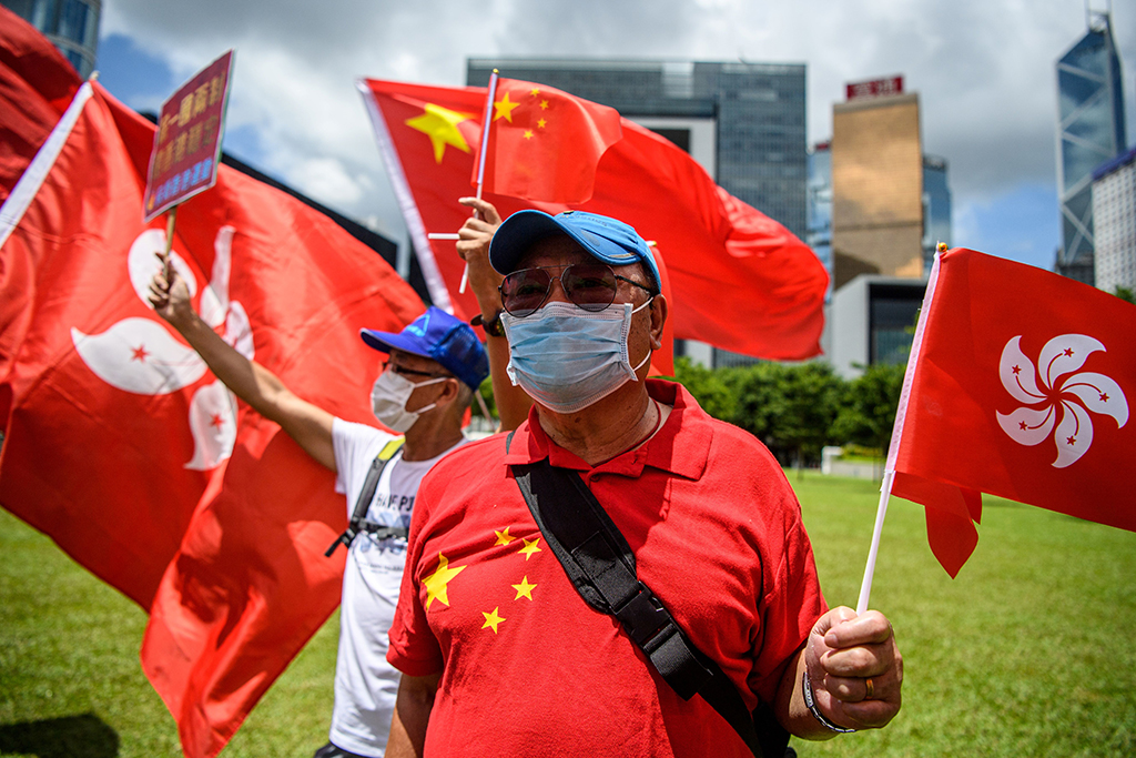 Pro-China-Demonstranten im Regierungsviertel von Hongkong (Bild: Anthony Wallace/AFP)