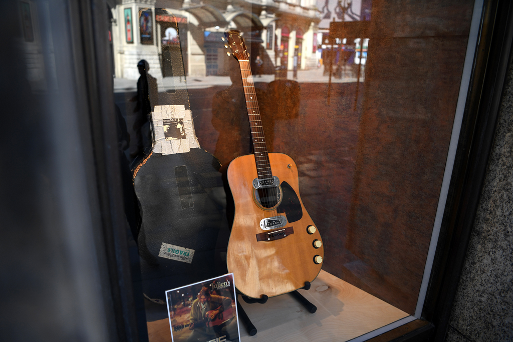 Kurt Cobains "Unplugged"-Gitarre wurde für gut sechs Millionen Dollar versteigert (Bild: Daniel Leal-Olivas/AFP)