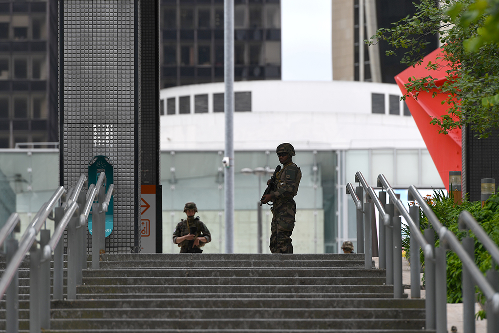 Französische Soldaten überwachen das Viertel "La Défense" (Bild: Christophe Archambault/AFP)