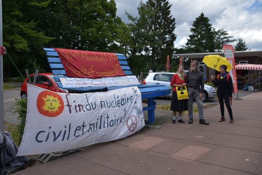Mini-Demo am Grenzübergang Köpfchen gegen die Atommüllendlagerung (Bild: Chantal Scheuren/BRF)