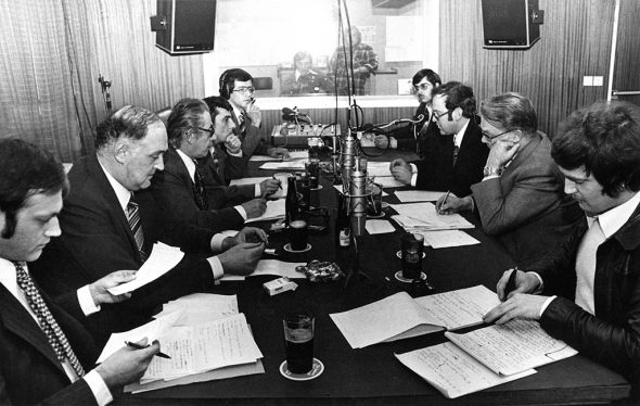 Elefantenrunde 1977 (v.l.n.r.): Bernd Gentges (PFF), Fred Evers (PFF), Albert Daulne (SP), Ferdi Dupont (SP), Peter Thomas (BRF), Karl-Joseph Drösch (BRF), Albert Gehlen (CSP), Willy Schyns (CSP), Lorenz Paasch (PDB) (Aus: 60 Jahre BRF, S. 178) 