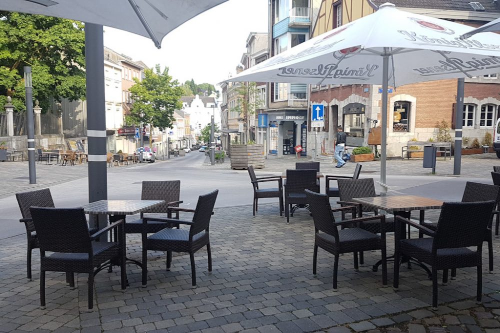 Auch die Gaststätten am Marktplatz in Eupen sind startklar (Bild: Katrin Margraff/BRF)