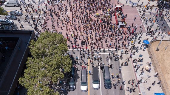 Menschen strömen zu einer Gedenkfeier für George Floyd