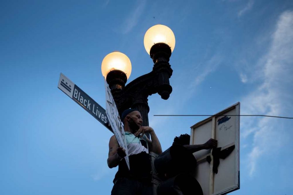 Demonstranten vor dem Weißen Haus in New York anlässlich des gewaltsamen Todes des Afroamerikaners George Floyd (Bild: Brendan Smlallowski/AFP)