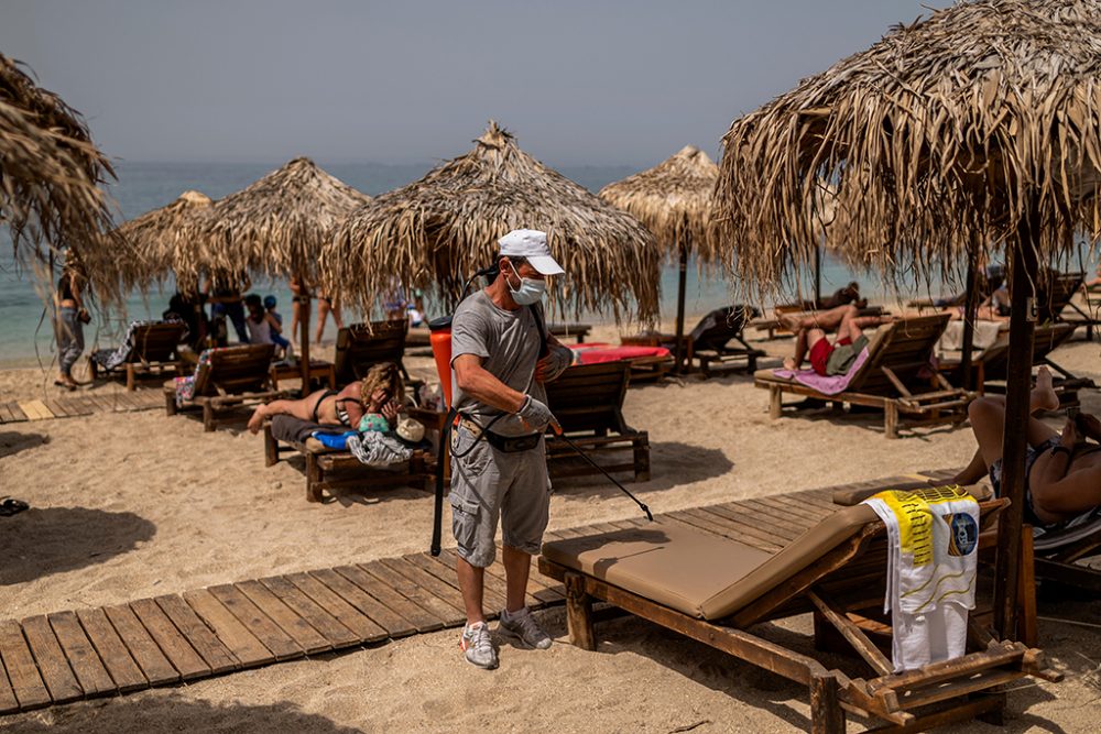 Urlauber am Strand von Athen (Bild: Angelo Tzortzinis/AFP)