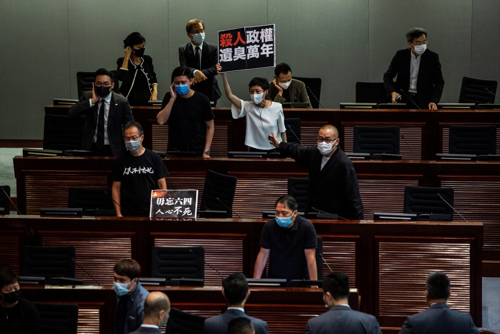 Proteste der Opposition im Parlament von Hongkong (Bild vom 4 Juni: Isaac Lawrence/AFP)