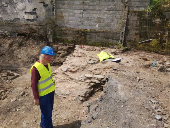 Dr. Wolfgang Messerschmidt vom Dürener Fachunternehmen beim Fund der alten Ringmauer in St. Vith (Bild: Raffaela Schaus/ BRF)