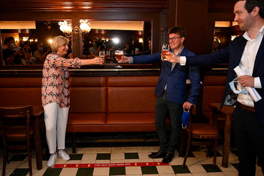 Die flämische Wirtschaftsministerin Hilde Crevits und der Brüsseler Minister Sven Gatz mit Pieter Anciaux von AB Inbev (Bild: Dirk Waem/Belga)