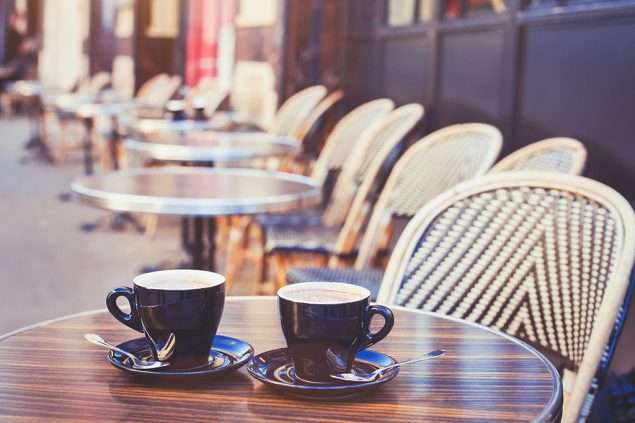 Zwei Tassen Kaffee auf einer Café-Terrasse