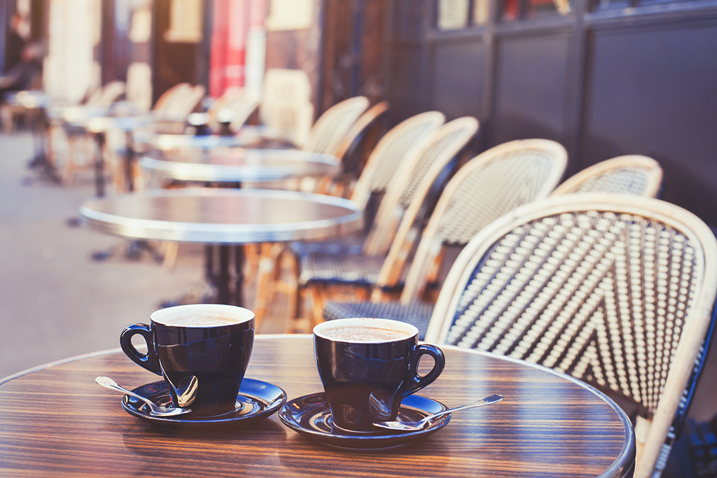 Zwei Tassen Kaffee auf einer Café-Terrasse