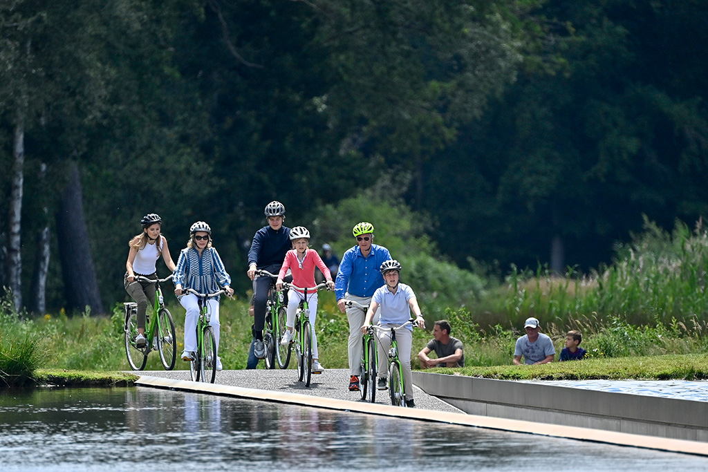 Die Königsfamilie bei ihrer Radtour in der Provinz Limburg (Bild: Dirk Waem/Belga)