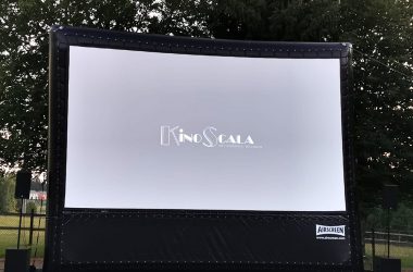 Auf dem BIB-Gelände baut das Scala eine Leinwand für Open-Air-Kino auf (Bild: Kino Scala)