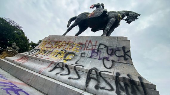 Beschmierte Statue von Leopold II. nahe des Königlichen Palastes in Brüssel (Bild: Thierry Roge/Belga)