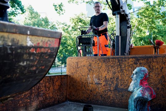 Ein Stadtarbeiter transportiert die beschädigte Leopold-Büste in Auderghem ab, sie soll aber wieder an ihren Platz zurückkehren (Bild: Kenzo Tribouillard/AFP)