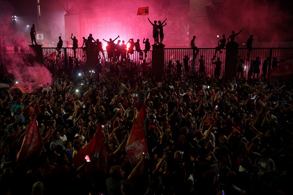 Fans feiern den Sieg von Liverpool vor dem Anfield Stadion (Bild: Oli Scarf/AFP)