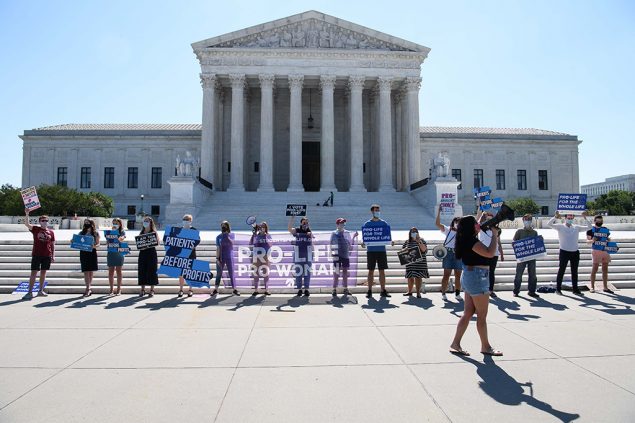 Anti-Abtreibungs-Aktivisten vor dem US Supreme Court in Washington, DC (Bild: Nicholas Kamm/AFP)