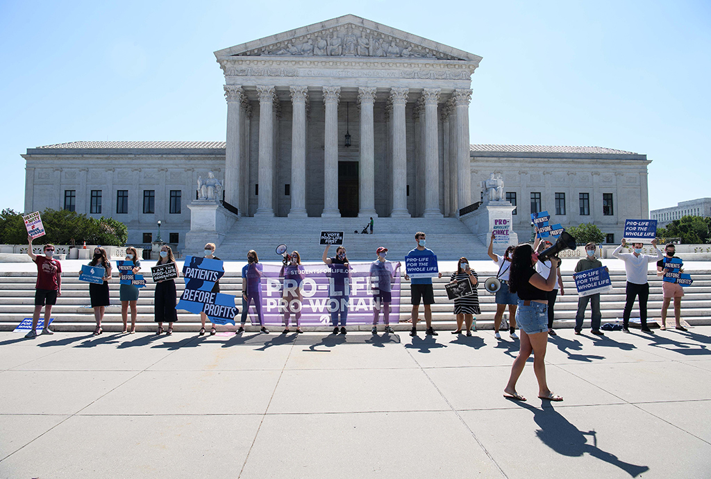 Anti-Abtreibungs-Aktivisten vor dem US Supreme Court in Washington, DC (Bild: Nicholas Kamm/AFP)