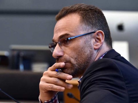 Jean-Charles Luperto bei einer Kommissionssitzung im Wallonischen Parlament (Bild: Eric Lalmand/Belga)