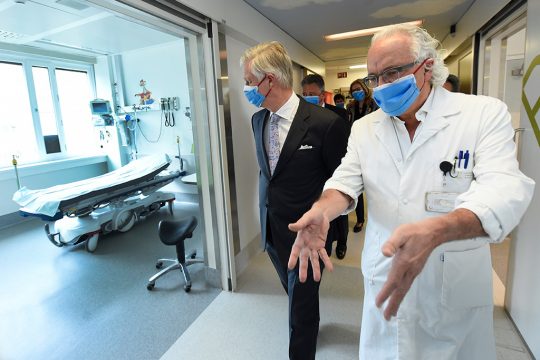 Marc Noppen bei einem Besuch von König Philippe im Universitätskrankenhauses in Brüssel (Bild: Didier Lebrun/Pool/Belga)