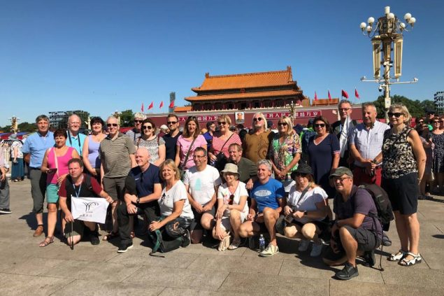 Eine Reisegruppe von Mario Steurs in Peking (Bild: Ying Ying Travel)