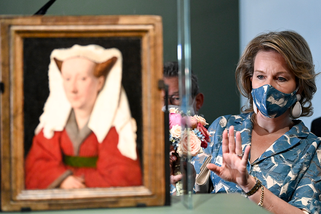 Königin Mathilde bei der Van-Eyck-Ausstellung in Brügge (Bild: Dirk Waem/Belga)