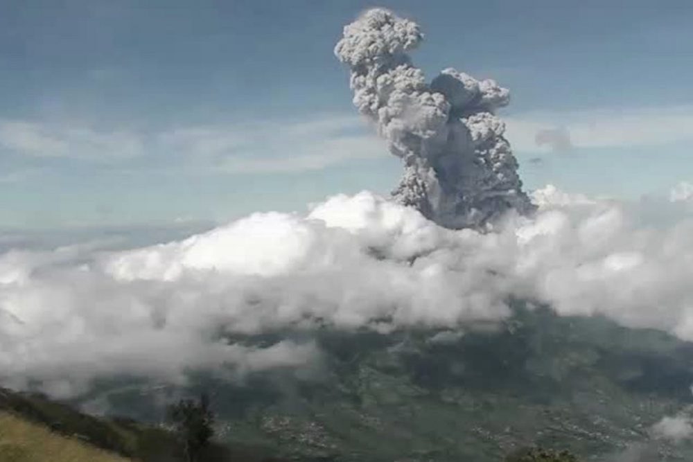 Vulkan Merapi auf Indonesien spuckt Asche