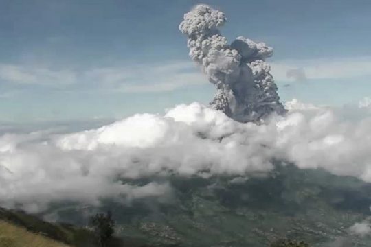 Vulkan Merapi auf Indonesien spuckt Asche