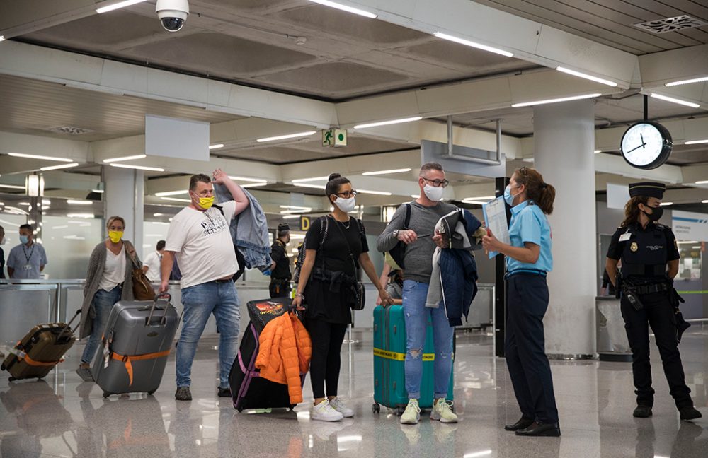 Deutsche Touristen bei der Ankunft am Flughafen Son San Joan in Palma de Mallorca (Archivbild: Jaime Reina/AFP)